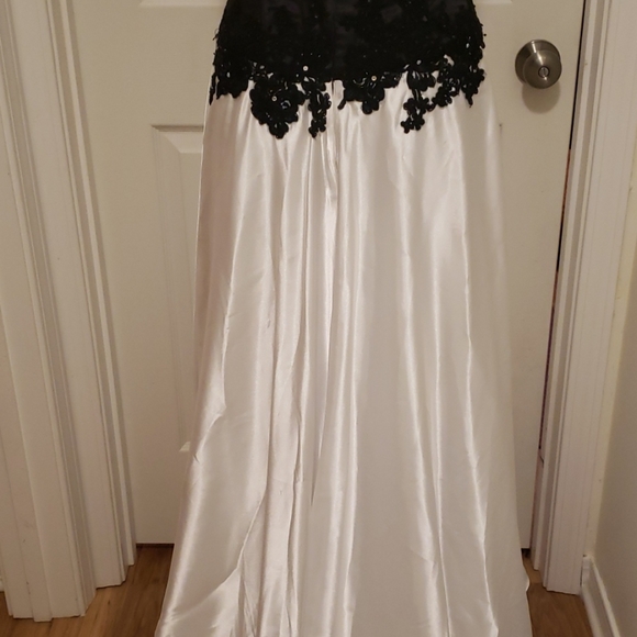 🖤🤍Blk&Wht Satin Formal Sz8🤍🖤 - Picture 6 of 13